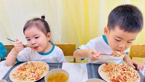 ĐẦU BẾP NHÍ TRỔ TÀI – BÉ LÀM MÌ Ý 10 ĐẦU BẾP NHÍ TRỔ TÀI – BÉ LÀM MÌ Ý 10