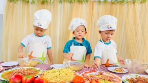 ĐẦU BẾP NHÍ TRỔ TÀI – BÉ LÀM MÌ Ý 8 ĐẦU BẾP NHÍ TRỔ TÀI – BÉ LÀM MÌ Ý 8