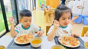 ĐẦU BẾP NHÍ TRỔ TÀI – BÉ LÀM MÌ Ý 11 ĐẦU BẾP NHÍ TRỔ TÀI – BÉ LÀM MÌ Ý 11