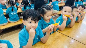 BÉ CHƯNG MÂM NGŨ QUẢ – GÓP SẮC CHO MÙA TRĂNG YÊU THƯƠNG 22 BÉ CHƯNG MÂM NGŨ QUẢ – GÓP SẮC CHO MÙA TRĂNG YÊU THƯƠNG 17